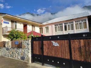Casa con puerta de madera y pared de piedra en House in Mestia, en Mestia