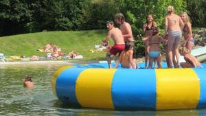 Hostia v ubytovaní Camping le Moulin de David -Gaugeac Monpazier 24540 - Cabane -Mobil-home 3 et 2 chambres