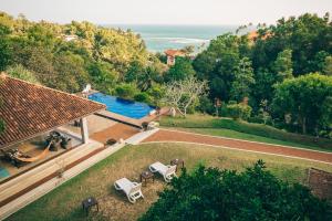 una vista aérea de una casa con piscina en Highland Villa, en Weligama