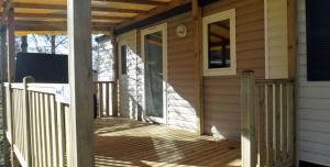 Balkón alebo terasa v ubytovaní Camping le Moulin de David -Gaugeac Monpazier 24540 - Cabane -Mobil-home 3 et 2 chambres