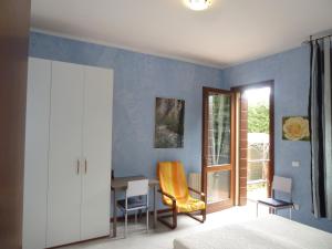 1 dormitorio con paredes azules, mesa y sillas en Sissi Bed&Breakfast, en Tencarola