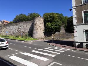 uma estrada com uma faixa de pedestres em frente a uma parede de pedra em Superbe appartement, face à la vieille ville ! em Boulogne-sur-Mer