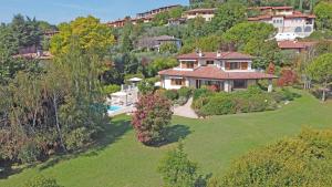 Bazén v ubytování Villa Gelso park and private pool, lake view, ac, nebo v jeho okolí