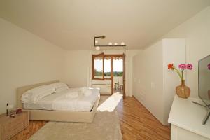 Postel nebo postele na pokoji v ubytování Villa Gelso park and private pool, lake view, ac, + 53 fotografií