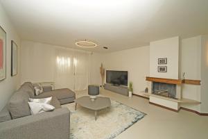 TV a/nebo společenská místnost v ubytování Villa Gelso park and private pool, lake view, ac,