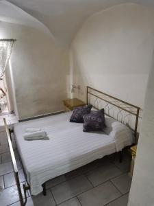 カターニアにあるGaribaldi rooms Cataniaのベッド1台(枕2つ付)