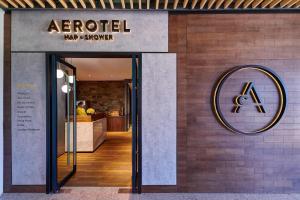 een toegang tot een restaurant met een bord aan de muur bij Aerotel Cebu in Mactan