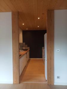 Kuchnia lub aneks kuchenny w obiekcie grand et bel appartement au cœur du haut-Doubs