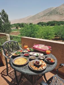 ‘Anjar的住宿－Layali Al Shams Hotel，一张桌子上放着一大堆食物