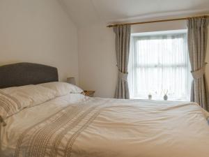 מיטה או מיטות בחדר ב-Cobblers Cottage