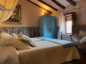 a bedroom with two beds and a blue cabinet at Les Vinyes Alojamiento Rural Boutique & SPA in Vilardida