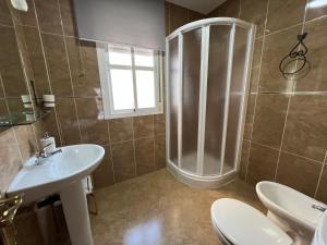 Ένα μπάνιο στο Apartment Arevalo Center, Parking Gratis