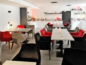 ホイエルスヴェルダにあるDORMERO Hotel Hoyerswerdaのテーブルと椅子が備わるレストラン