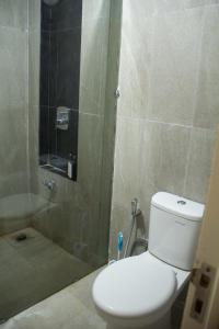 y baño con ducha, aseo y ducha. en Teras Pahawang, en Sukojayo