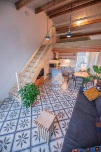 a living room with a staircase and a table and chairs at 't Pekelhuis - Vakantiehuisje op boerderij Huize Blokland in Hem