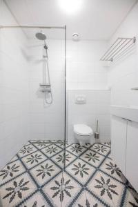 a bathroom with a glass shower and a toilet at 't Pekelhuis - Vakantiehuisje op boerderij Huize Blokland in Hem