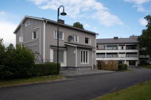 a house with a street light next to a building at Iso ja viihtyisä asunto Pietarsaaressa in Pietarsaari