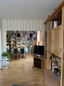 ein Wohnzimmer mit einem TV und einem Esszimmer in der Unterkunft Ferienhaus Heideidyll in Bispingen