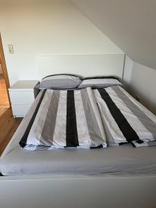 Ein Bett oder Betten in einem Zimmer der Unterkunft Ferienhaus Heideidyll