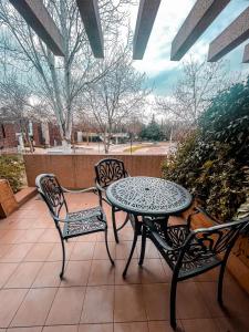 patio z 2 krzesłami, stołem i krzesłami w obiekcie Layali Al Shams Hotel w mieście ‘Anjar