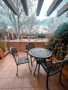 un patio con 2 sillas, una mesa y sillas en Layali Al Shams Hotel, en ‘Anjar