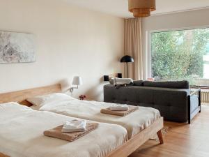 Ferienwohnung Findling في رايشناو: غرفة معيشة بها سريرين وأريكة