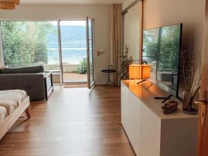 sala de estar con sofá y ventana grande en Ferienwohnung Findling en Reichenau