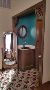 een badkamer met een spiegel, een wastafel en een wiel bij Mizpah Hotel in Tonopah