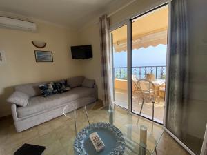 TV a/nebo společenská místnost v ubytování Corfu Glyfada Menigos Resort 40