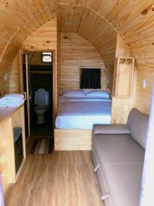 Kleines Zimmer mit einem Bett und einem WC in der Unterkunft The Hobbit Bungalow in Da Lat