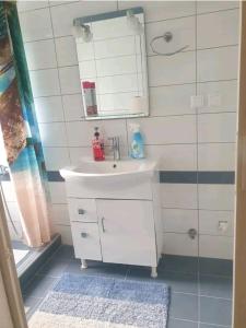 奈爾佩拉莫栩的住宿－Dimitri's house，浴室设有白色水槽和镜子