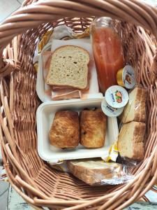 ein Korb mit Brot und anderen Lebensmitteln in der Unterkunft Sotto Sotto in Viareggio