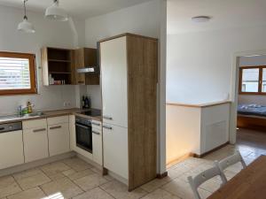 eine Küche mit einem großen weißen Kühlschrank und einem Tisch in der Unterkunft Apartment Vienna Family Suite in Wien