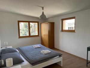 ein Schlafzimmer mit einem Bett mit zwei Handtüchern darauf in der Unterkunft Apartment Vienna Family Suite in Wien