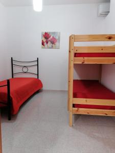 グラネッリにあるVilla Miramareのベッドルーム1室(二段ベッド2台、赤いベッド1台付)