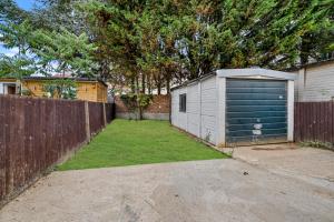 a yard with a garage next to a fence at 241 Residence in Kent