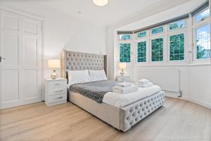 una camera da letto con un letto e due asciugamani di 241 Residence a Kent