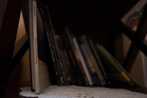 a book shelf full of books in a room at Chorostasi Guest House in Parthenonas