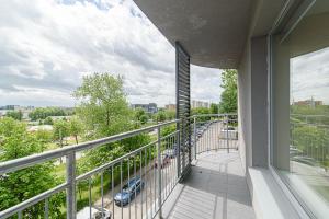 ein Balkon mit Blick auf die Stadt in der Unterkunft Sky Studio near the Vilnius Center in Vilnius