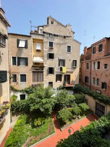 an apartment building with a garden in front of it at Angeles Inn in Venice