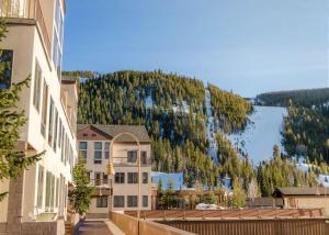 un edificio con vista su una montagna di Slopeside by Summit County Mountain Retreats a Keystone