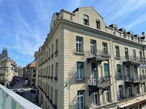 un edificio con balcones en un lateral en Moderne Altbauwohnung mit Pool und Sauna, en Berna