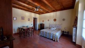 um quarto com uma cama, uma mesa e cadeiras em Agriturismo Villa Caffarelli em Monastero Bormida