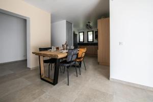 een keuken en eetkamer met een houten tafel en stoelen bij SARTENE t3 CALME ENSOLEILLÉ PARKING PRIVÉ in Sartène