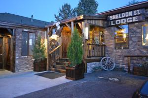 Cabaña de madera con entrada a una tienda en Sheldon Street Lodge, en Prescott
