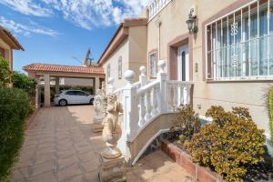 uma casa com um corrimão branco e uma entrada em Villa Mopsi em Ciudad Quesada