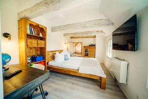 a small bedroom with a bed and a desk at Alte Schmiede mit Sauna, Pool und Whirpool im Außenbereich schönstes Ferienhaus der Lausitz in Elsterheide