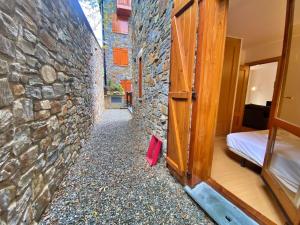 eine Tür zu einem Zimmer mit einer Steinmauer in der Unterkunft Pleta de Soldeu 226 hasta 4 personas. in Canillo
