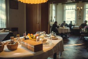 een tafel met een bord eten erop bij Beerze Brouwerij Hotel in Vessem