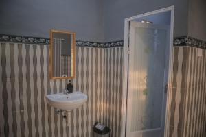 ペニダ島にあるPrasi Sunrise Homestayの洗面台とシャワー付きのバスルーム +22枚の写真